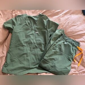 Figs olive green set